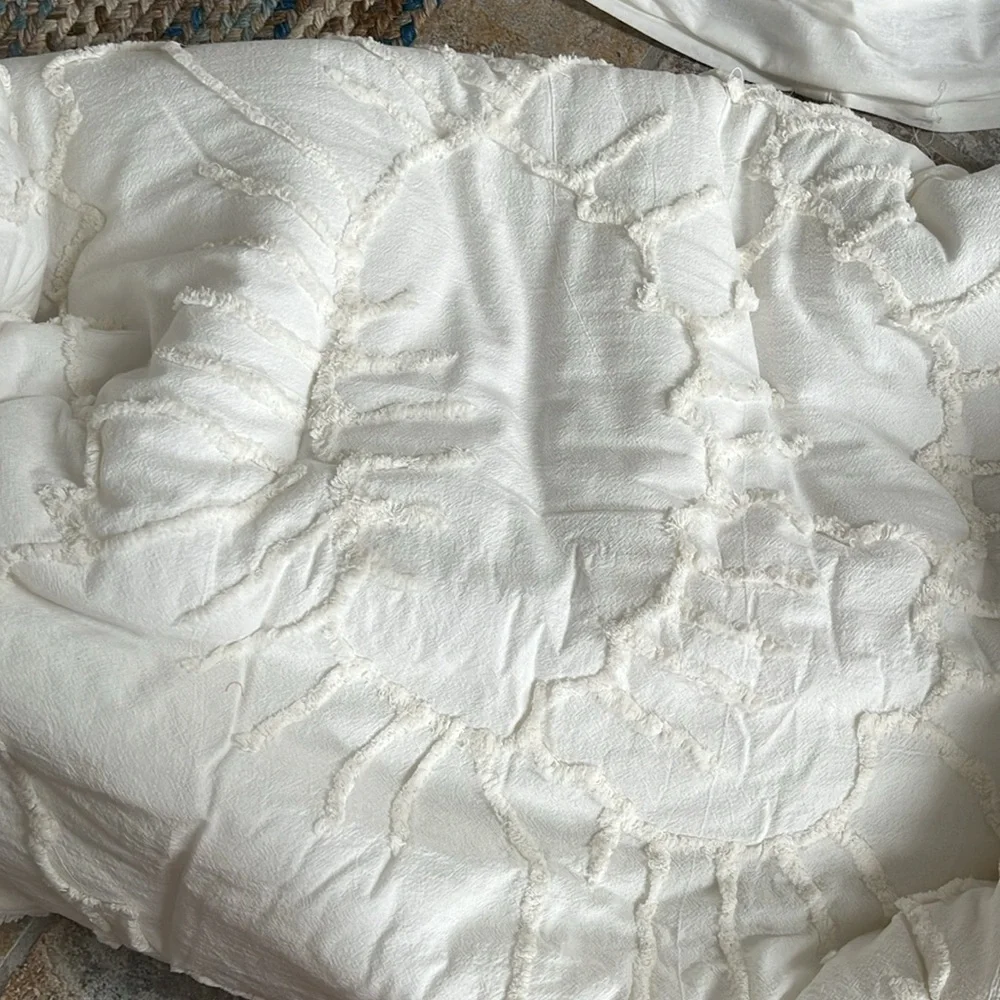 Urban Outfitters Margot Tufted Floral Comforter Twin/ Twin XL NWT